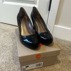 Easy Spirit Black Patent Kitten Heel Pumps